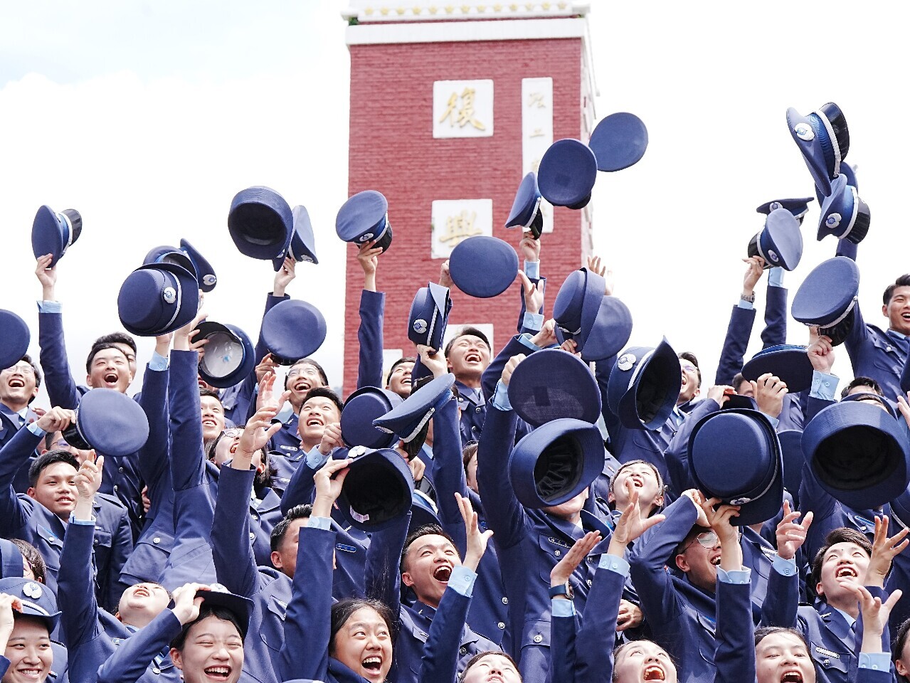 頼・総統が士官学校の合同卒業式に出席、卒業生が革新的な精神を持つことに期待