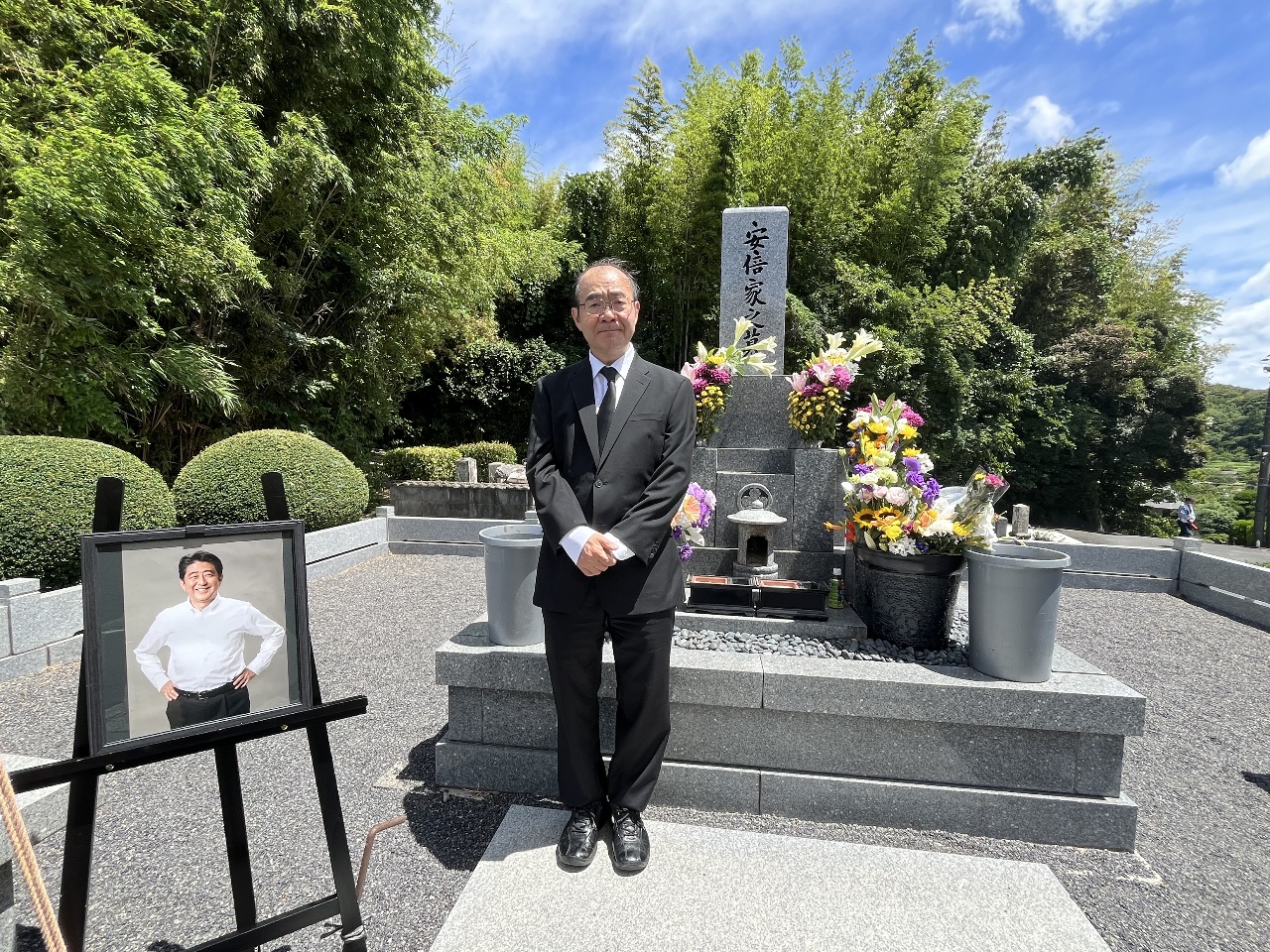 安倍晋三元首相三回忌、陳・総領事が地元・山口長門市安倍家の墓をお参りする