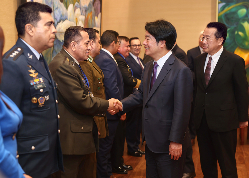 頼・総統が「スペイン語圏友好国高級将校クラス」受講生の表敬受ける