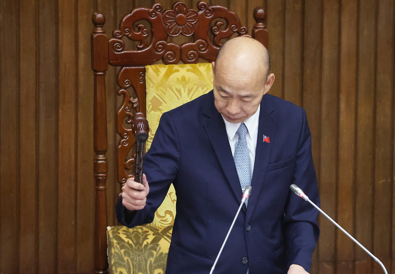 第三読会、労使協議による強制退職年齢延長を可能にする改正案を可決