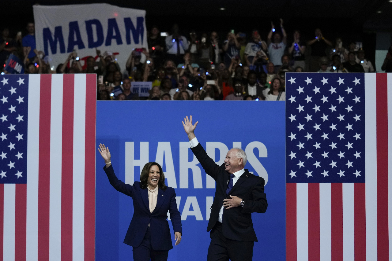 米民主党副大統領候補はワルツ氏、ハリス氏とともに決起集会に登場