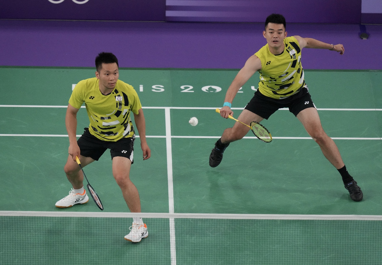 【パリ五輪】バド男子複準決勝、李・王ペアの応援で「台湾」関連グッズが没収される