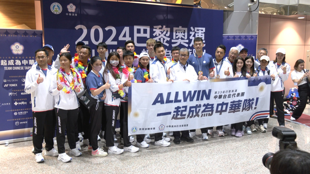 台湾の英雄帰国！金メダリスト李・王ペアに空港で熱烈歓迎