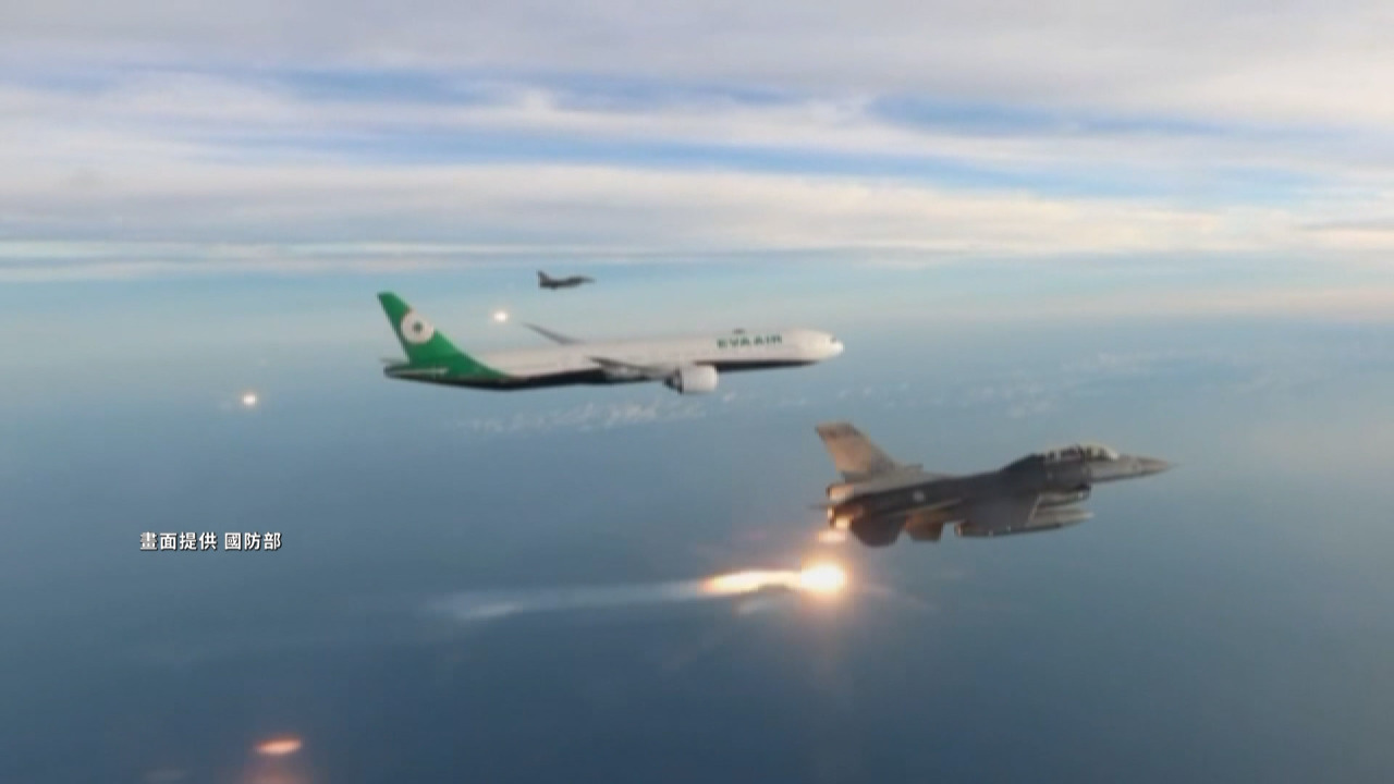 【パリ五輪】F-16戦闘機3機がお迎え、五輪の英雄たちも釘付けに