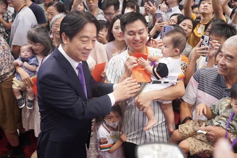 頼・総統就任後初の総統府「親子デー」、総統が職員の出産を奨励