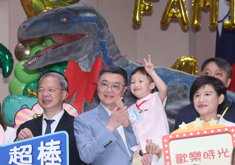 行政院の「親子デー」　卓・院長が職員に子育て政策の宣伝協力を呼びかけ