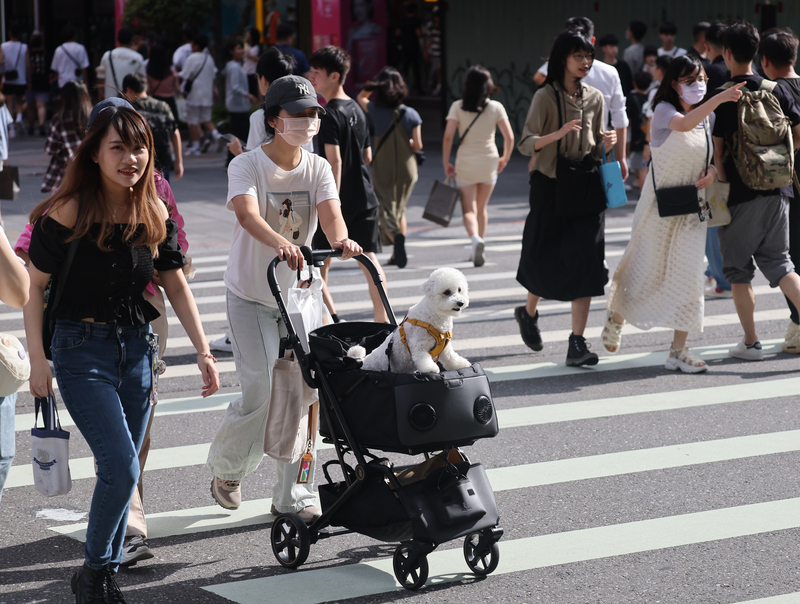 8/20午後は中南部の雨脚が弱まる、台東は36度の高温に