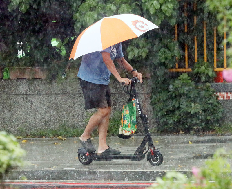8/21は夏の天気に、午後は大雨、雷雨に注意