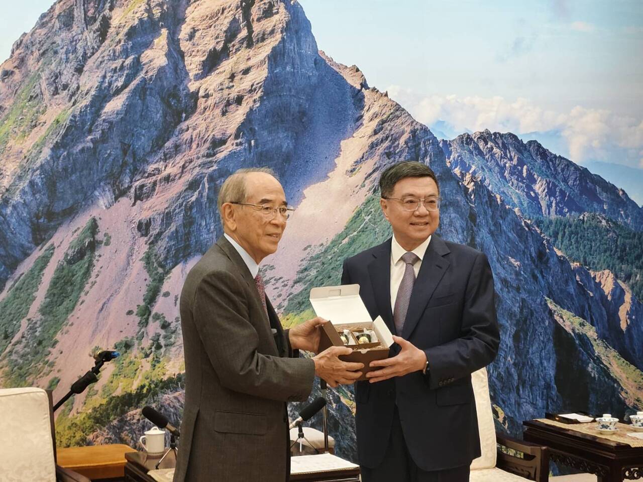 日本台湾交流協会・大橋会長が卓・行政院長を表敬訪問、台日関係の深化に期待