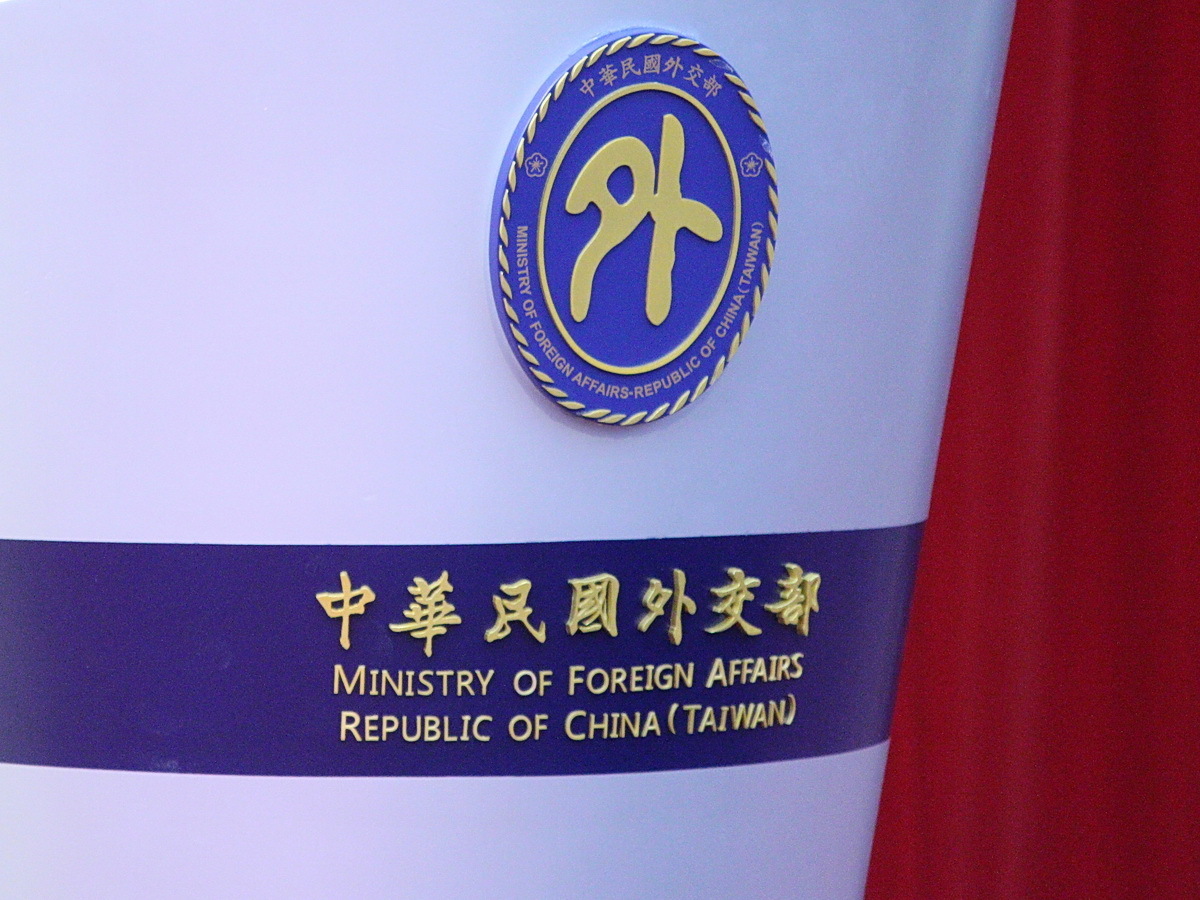 中国軍機が日本の領空を侵犯、外交部：地域の平和と安定を損なう行為