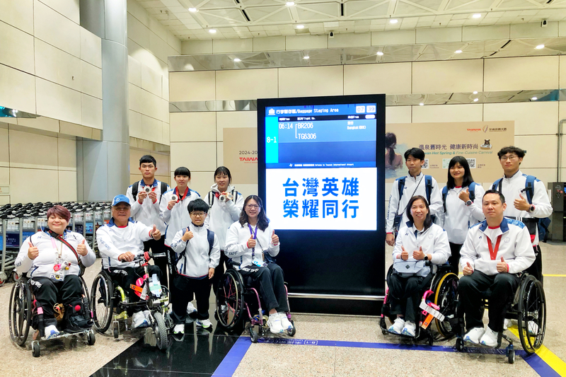 パリ・パラリンピック台湾チーム帰国、桃園空港が放水アーチで出迎え