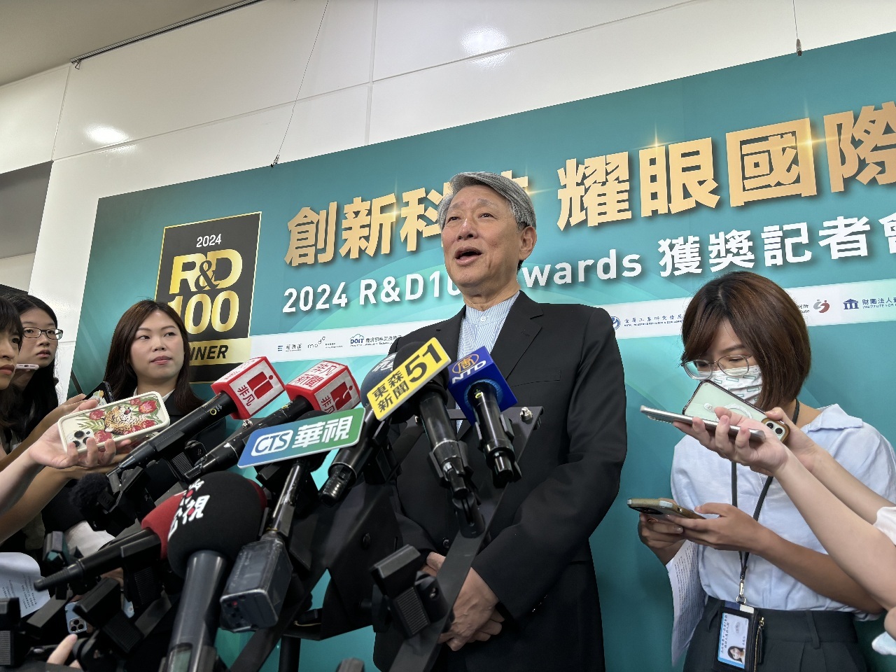 郭・経済部長：4年以内に20万人のエンジニアを育成、台湾をAI世界第3位に