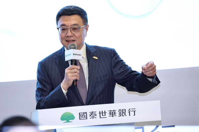 卓・行政院長、カウンターで詐欺被害防いだ金額トップの国泰世華銀行視察