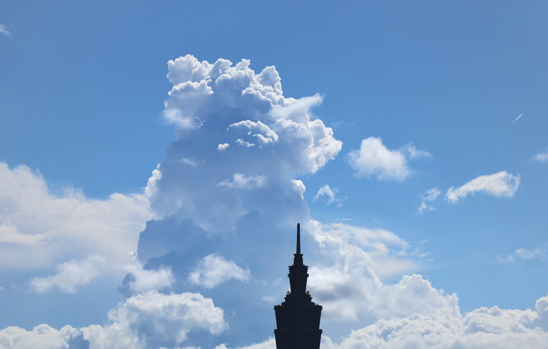 10/10北東からの季節風の影響で涼しくなる　午後中南部は局地的に雷雨の見込み