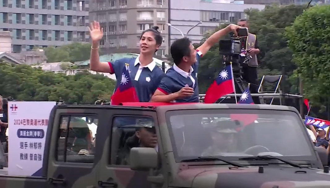 【双十国慶節】パリ五輪メダリストらを乗せた車列パレードに会場は大きな歓声