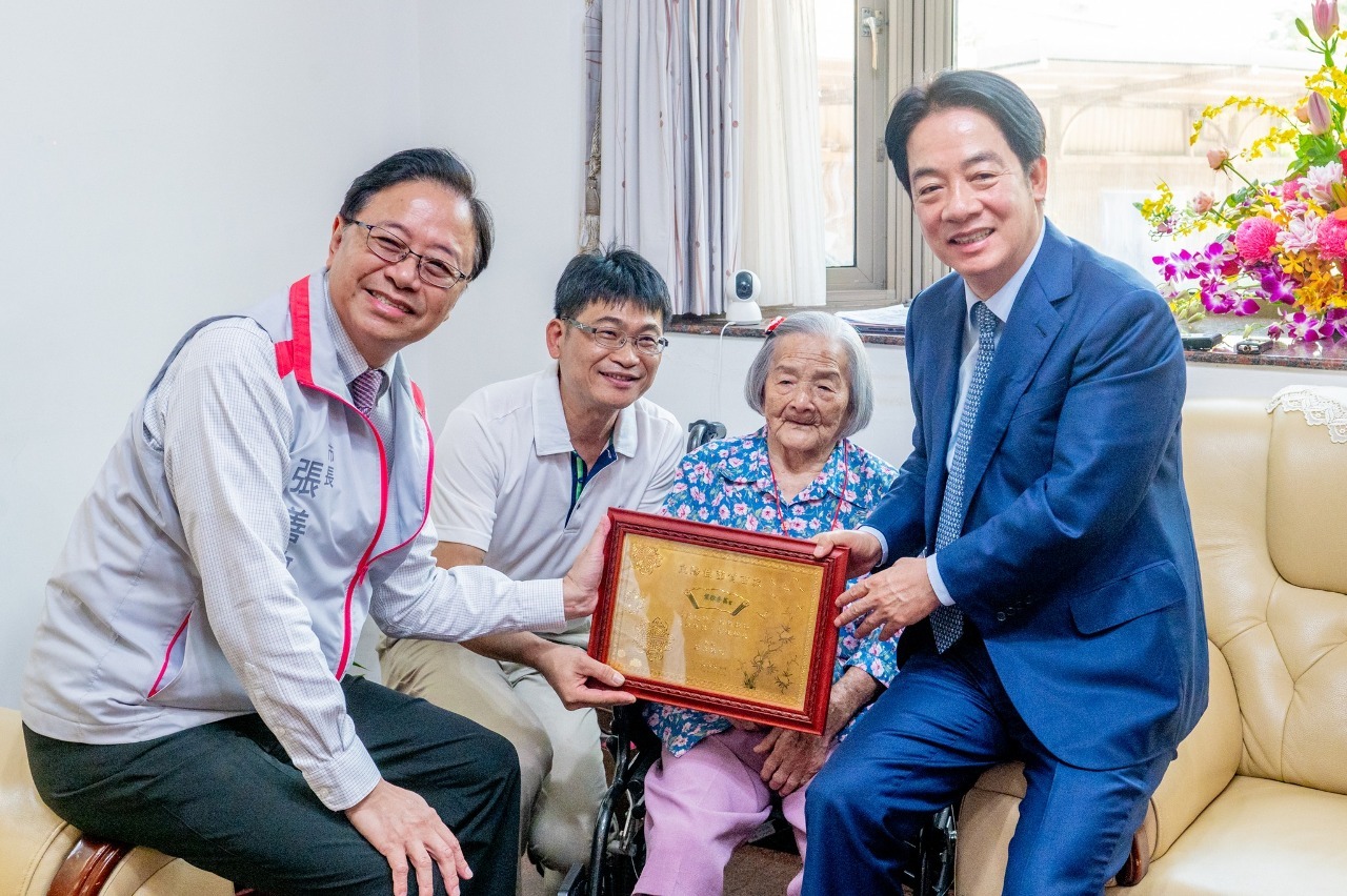 台湾に100歳以上は5000名強、頼・総統が自ら金の記念品贈呈