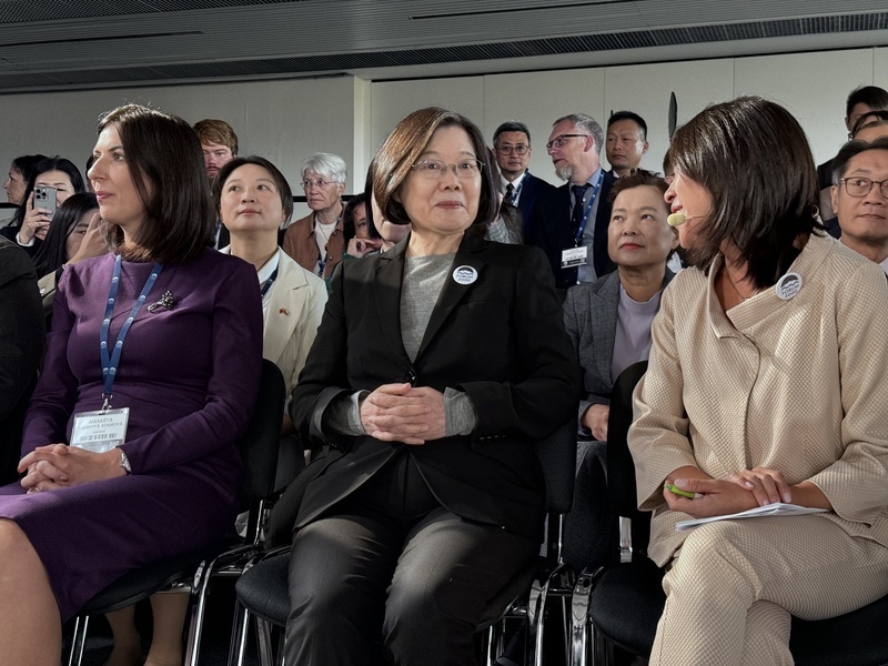 チェコで演説中に中国軍事演習、蔡‧前総統：台湾の民主主義は妥協しない