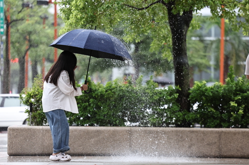 10/23は北部と北東部で断続的に雨、涼しい１日に