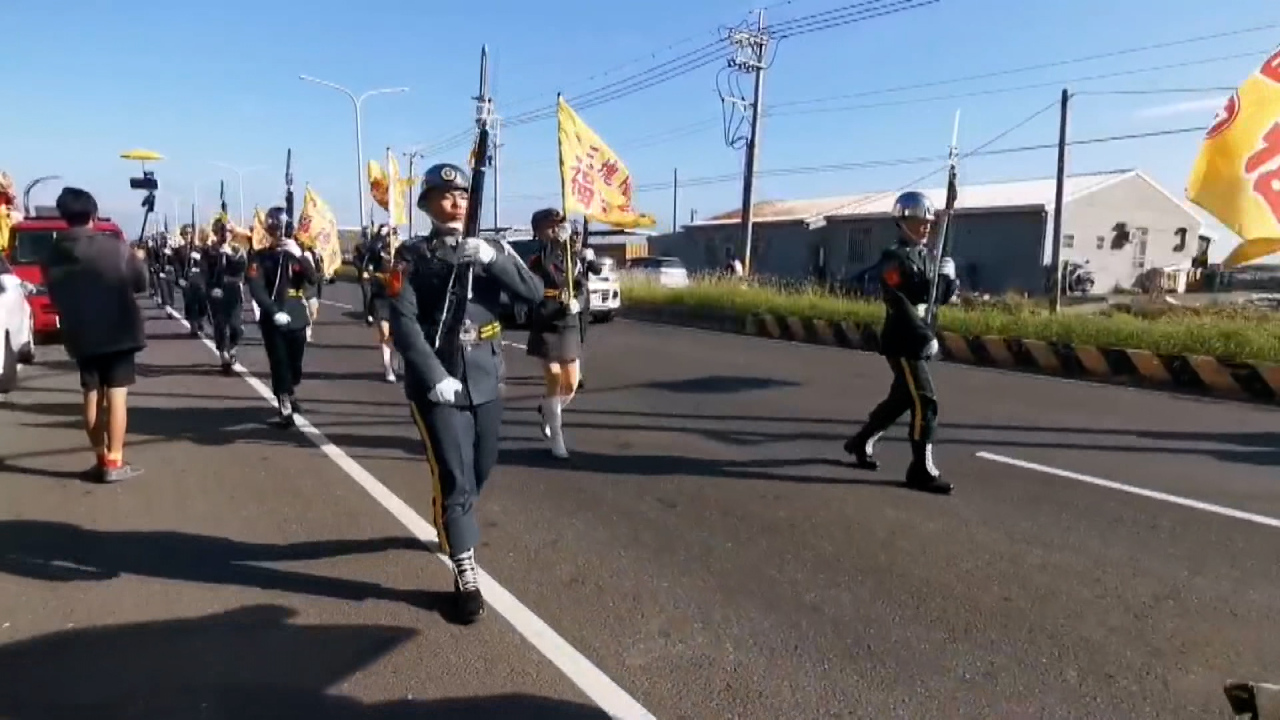 嘉義県・三家村「福徳廟」で盛大な祭り　花火や百人編成の儀仗隊でにぎわう
