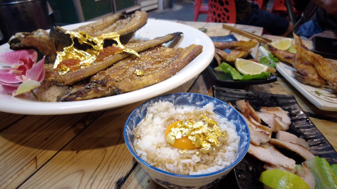 飲食店が金箔メニューを続々投入、食事に一層の高級感