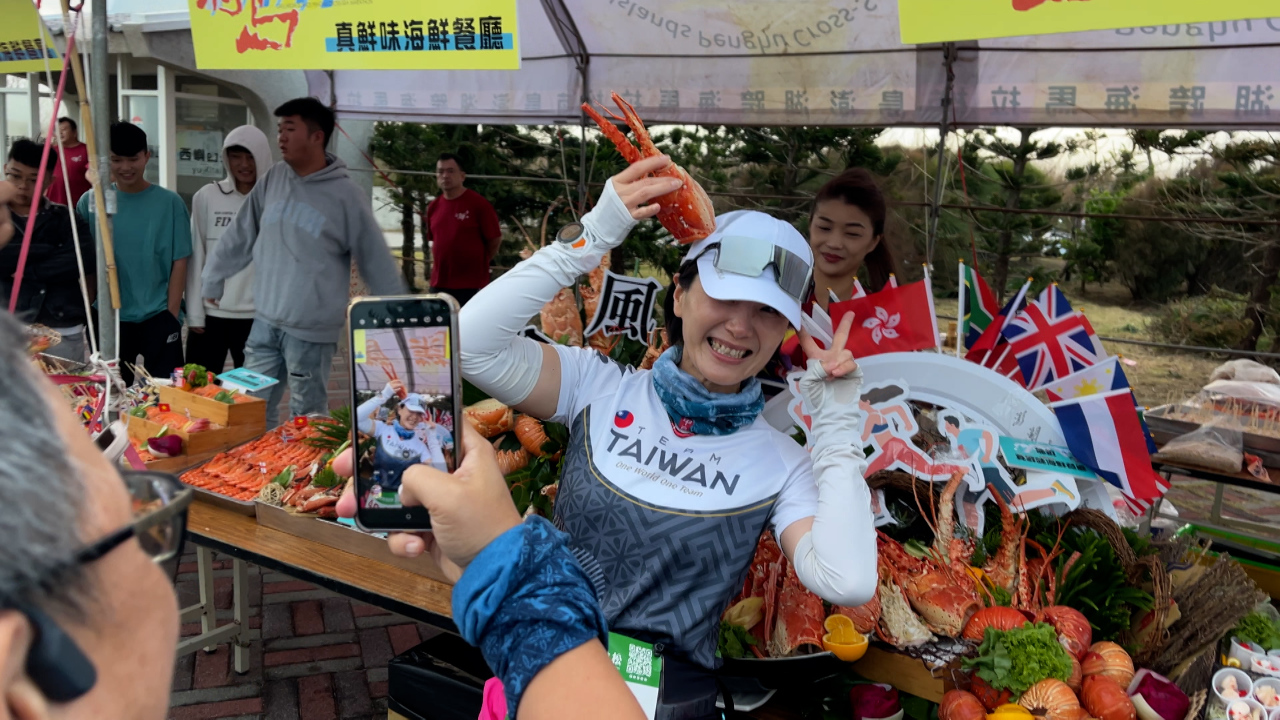 澎湖横断マラソン、ロブスターなど80種類以上の豪華な料理をランナーに提供