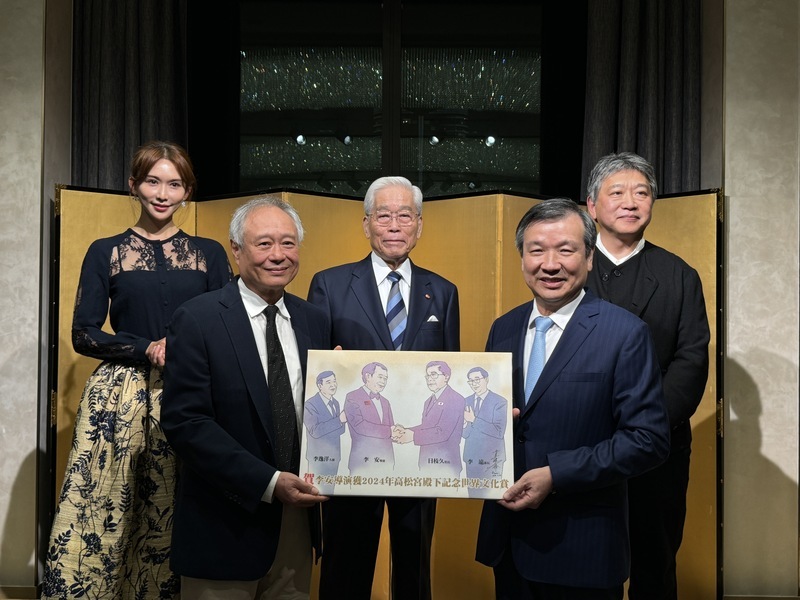 アン・リ―監督が日本の天皇陛下に謁見、代表処が宴会で歓待、林志玲さんも同席