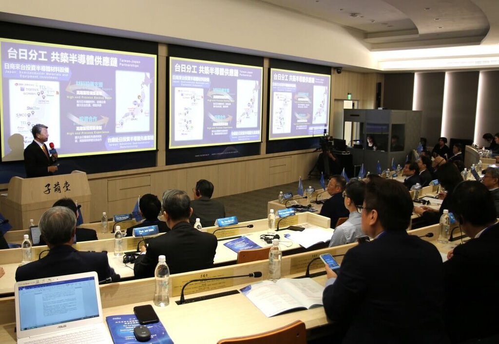 陽明交通大学が日本の大学と半導体フォーラムを開催