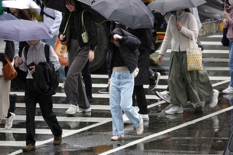 12/13北東部で雨が降りやすく　各地で夜にかけ寒くなり、ところにより13度に