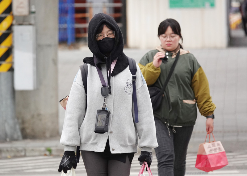 寒気団の影響で日中も気温上がらず、夜は雨に