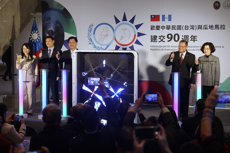 台北101が特別ライトアップ 台湾とグアテマラの国交樹立90週年を祝福