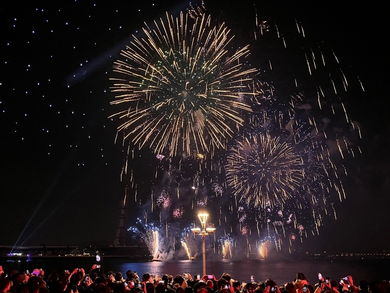 新北市・淡水の年末花火大会、4.5万人が一足早く2025年を迎える