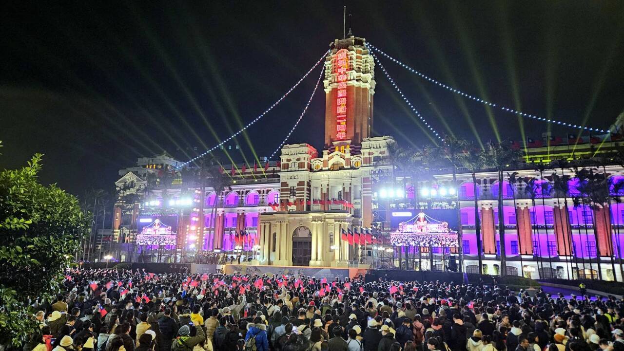 元旦の国旗掲揚式で総統、副総統が数千人の市民と2025年を祝福
