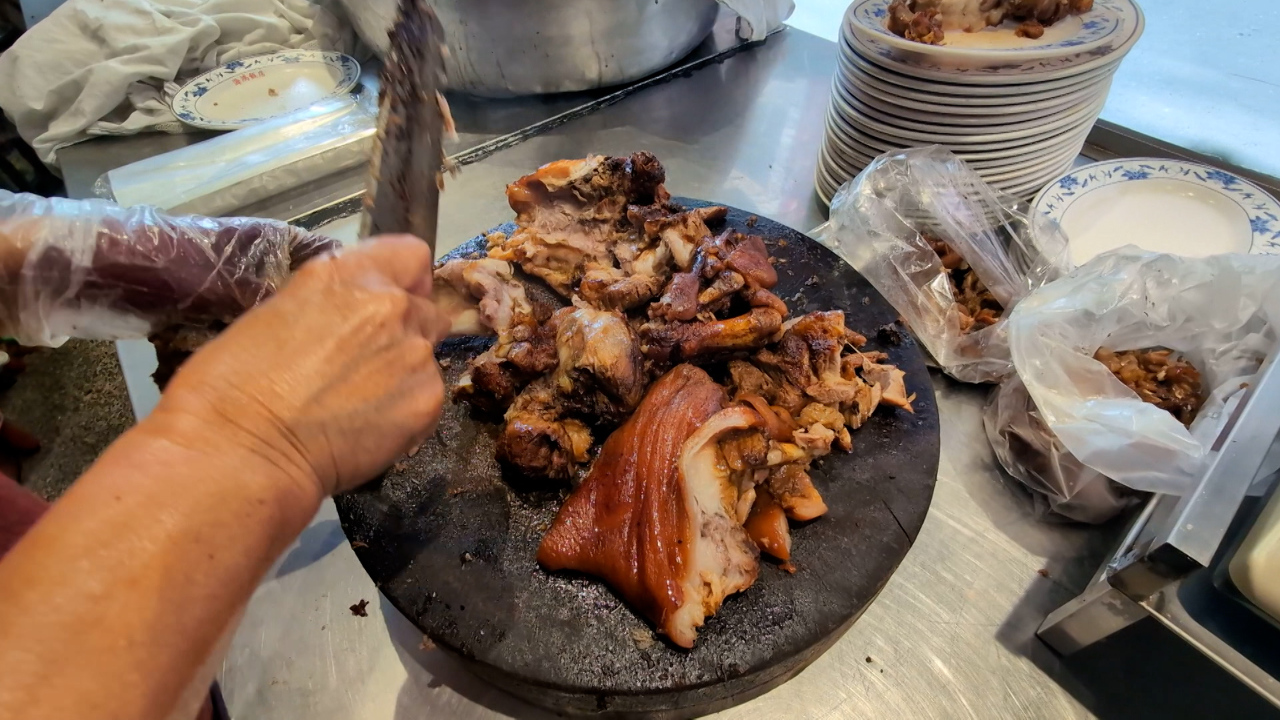 春節迫る！名物‧万巒豚足に人だかり