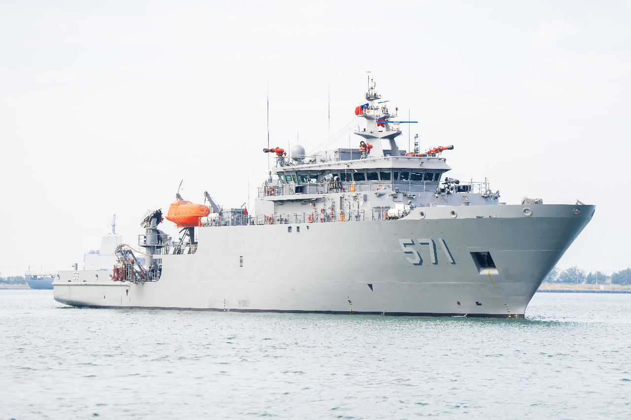 救難艦「大武艦」初披露、潜水鍾も搭載し水中救助能力を実証
