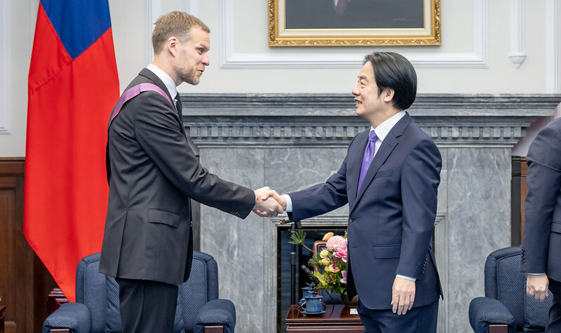 頼・総統がリトアニアの前外相に勲章　両国の関係促進を表彰