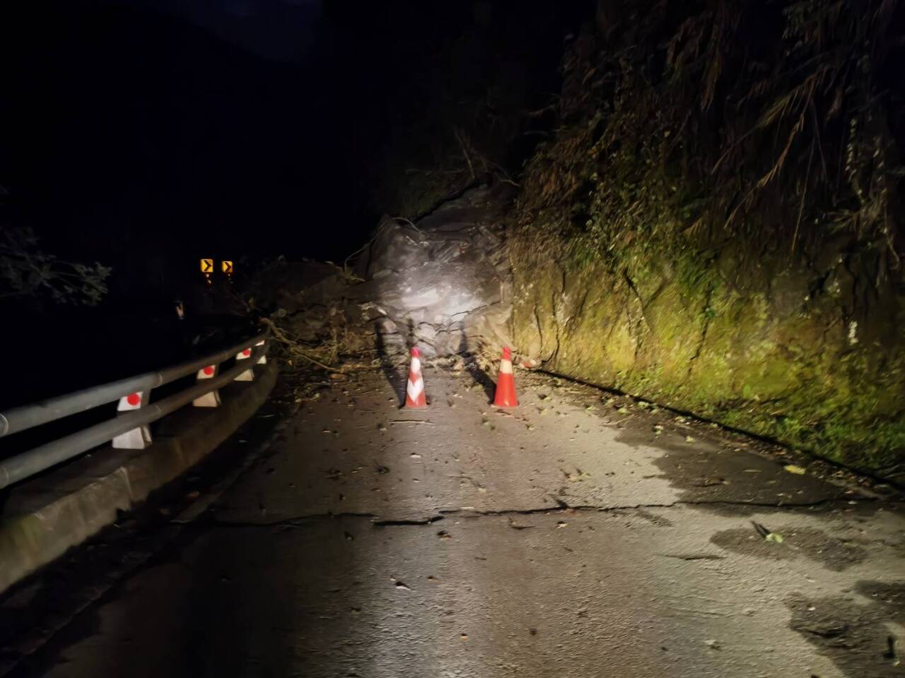 地震で南横公路利稲区間が通行止め、21日午後に復旧見込み