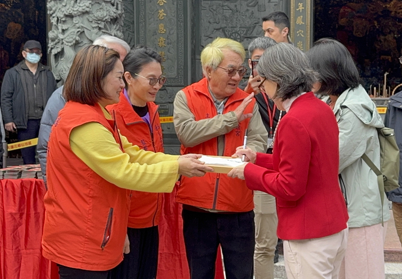 蕭・副総統は台東、花蓮へ　かつての選挙グッズに直筆サイン求める市民も