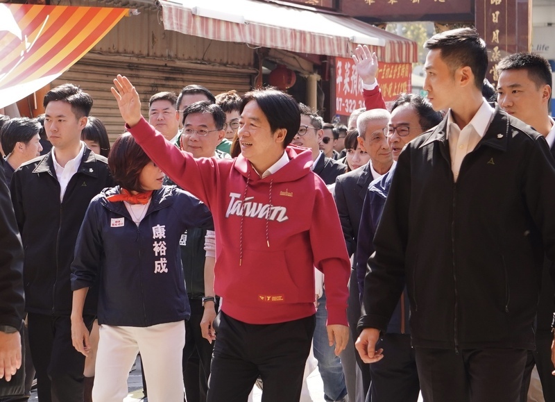 頼・総統が高雄で参拝、与野党対立苦境打破へ、地元選出議員への支持訴え