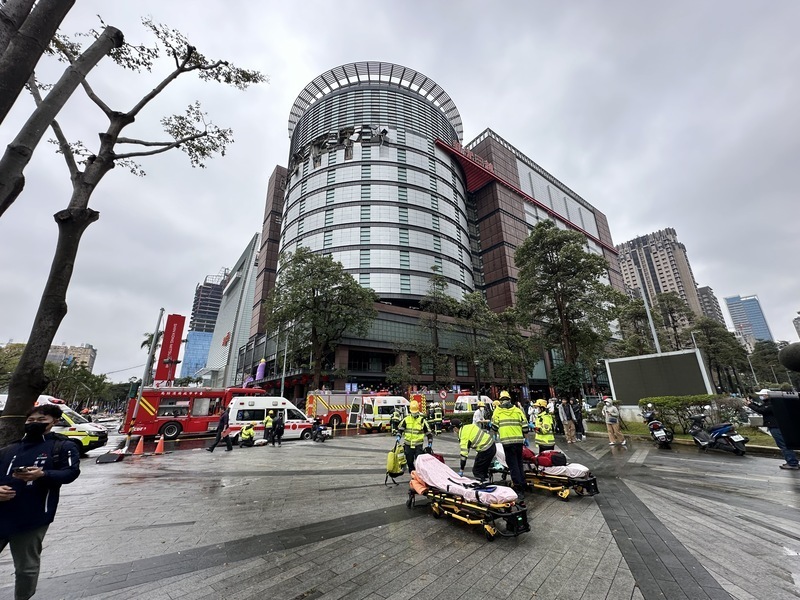 中部・台中市のデパートで爆発事故、4人死亡、1人が心肺停止