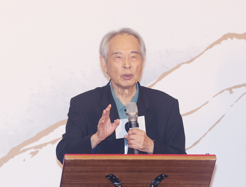 90歳の作家李喬氏、立法委員罷免運動のリーダーに