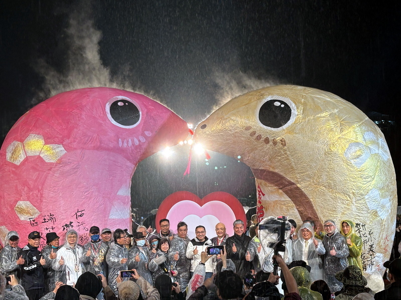 元宵節とバレンタインデーを祝う、新北市平渓でスカイランタンフェス