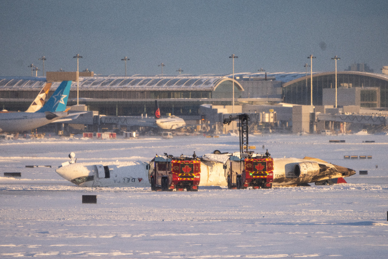 カナダ‧トロント空港でデルタ機が着陸時に転覆、18人負傷