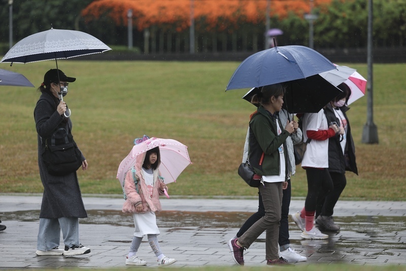 3/4各地で雨、北東部では局地的に大雨や雷雨のおそれ