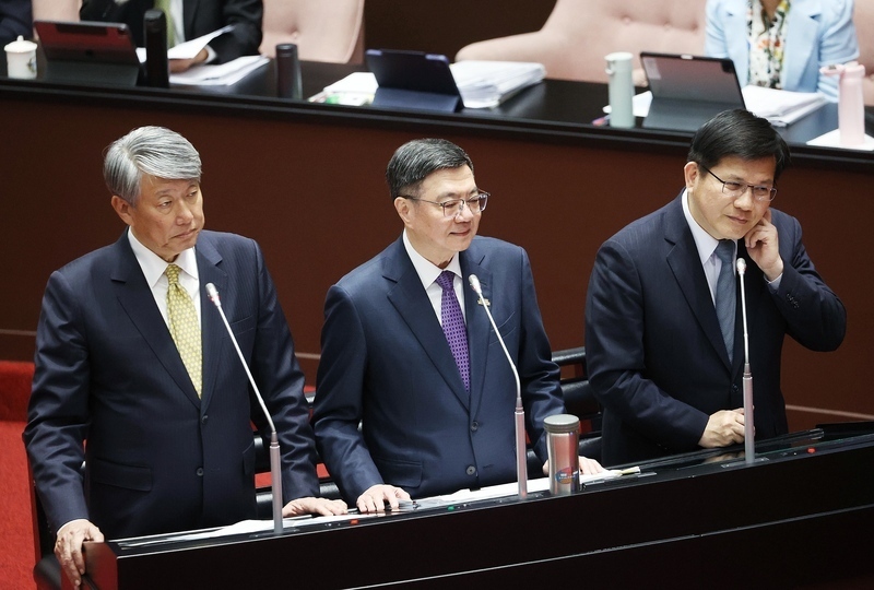 総予算の再議案が否決された場合 卓・行政院長「最終手段は憲法上の救済措置」