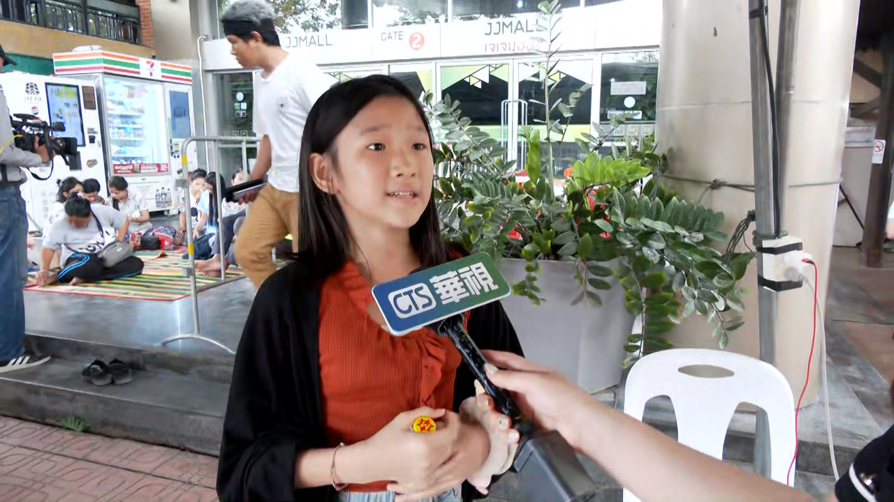 4か国語を操るミャンマーの11歳少女、家族と共に被災地でボランティア