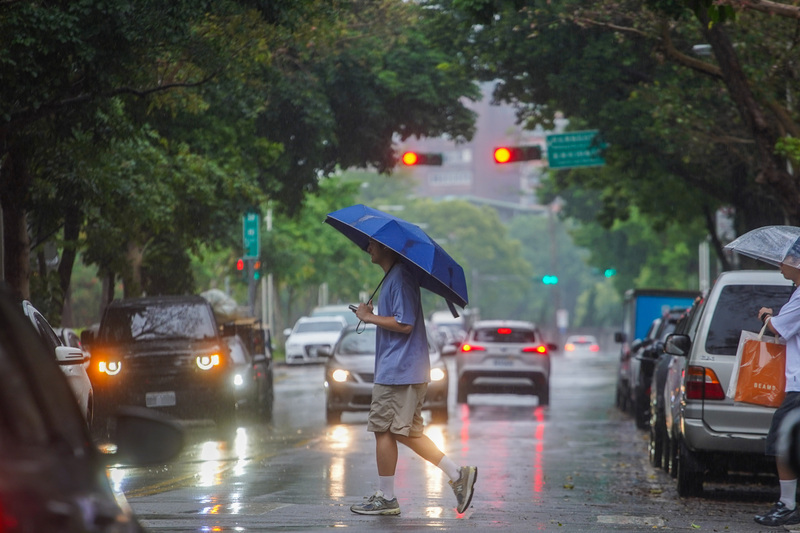 4/23前線通過でにわか雨や雷雨発生のおそれ