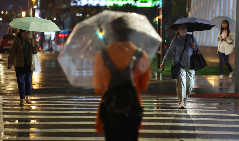 4/24は前線通過により雨が降りやすく、北部は大雨に注意