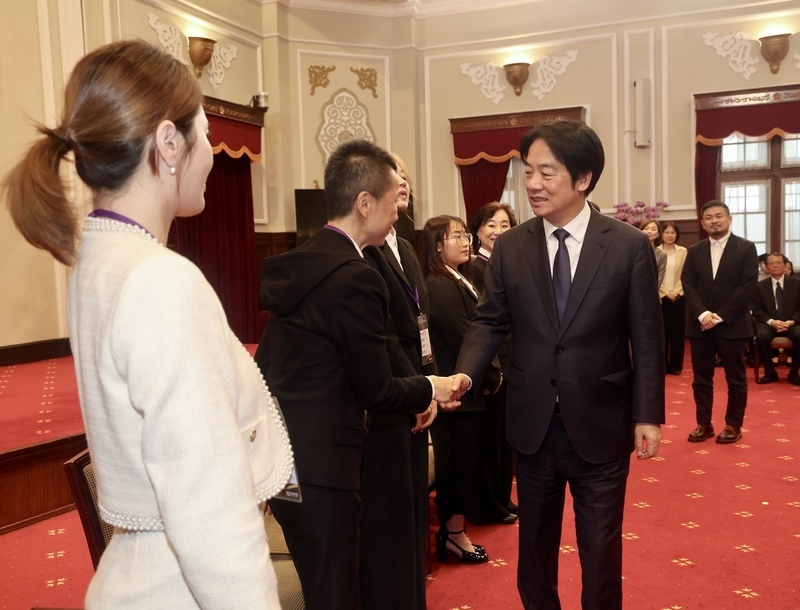 模範労働者・外国人労働者と面会　頼・総統：雇用安定支援と労働保険基金への補填を強調