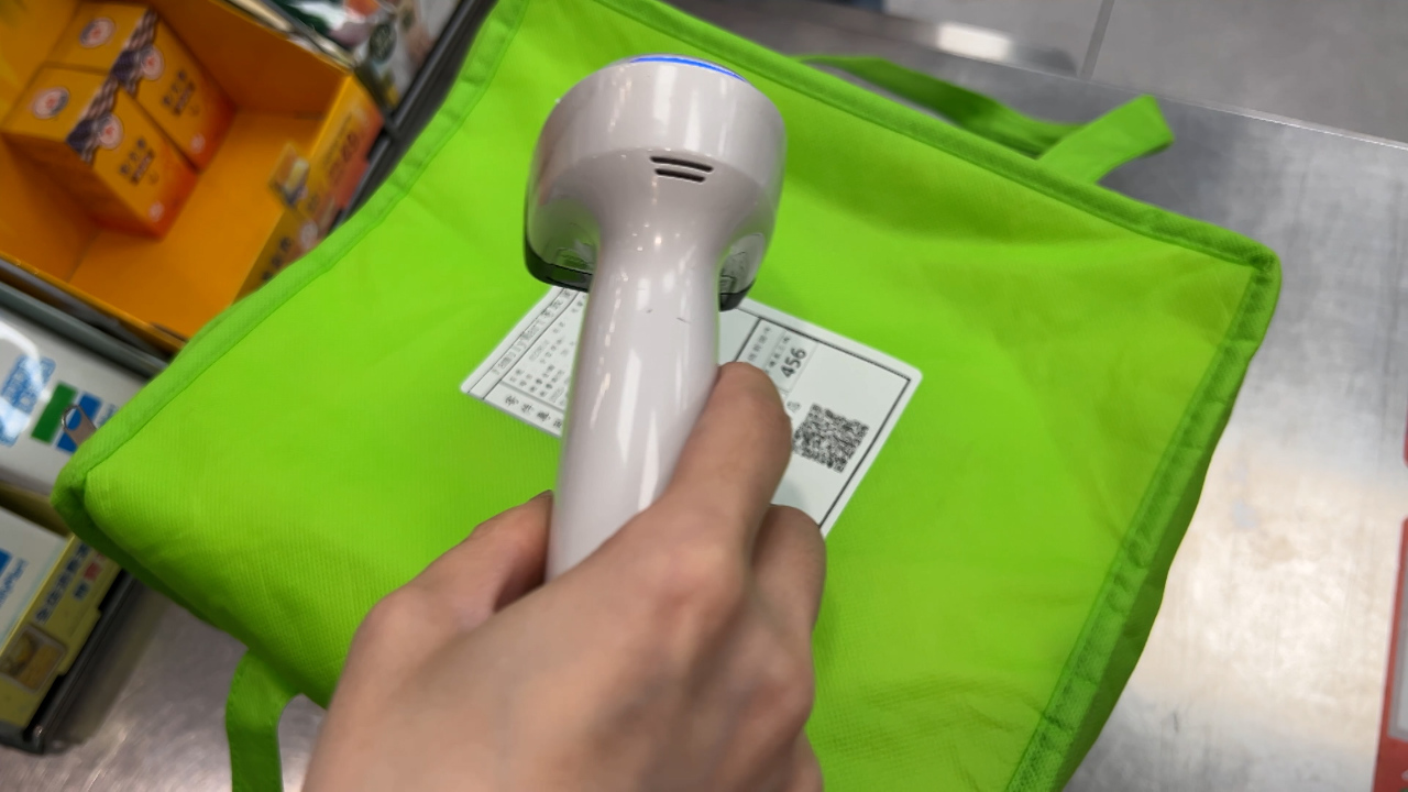 コンビニの隠れたサービス！冷凍庫の貸し出し、クリーニング受け渡しも